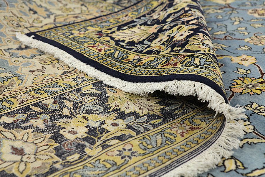 Isfahan Persian Rug 560x325 - Picture 4